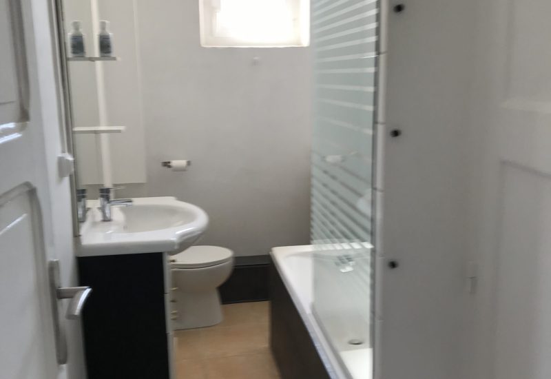 1759917614393_appart Toulon Salle de bain.JPG